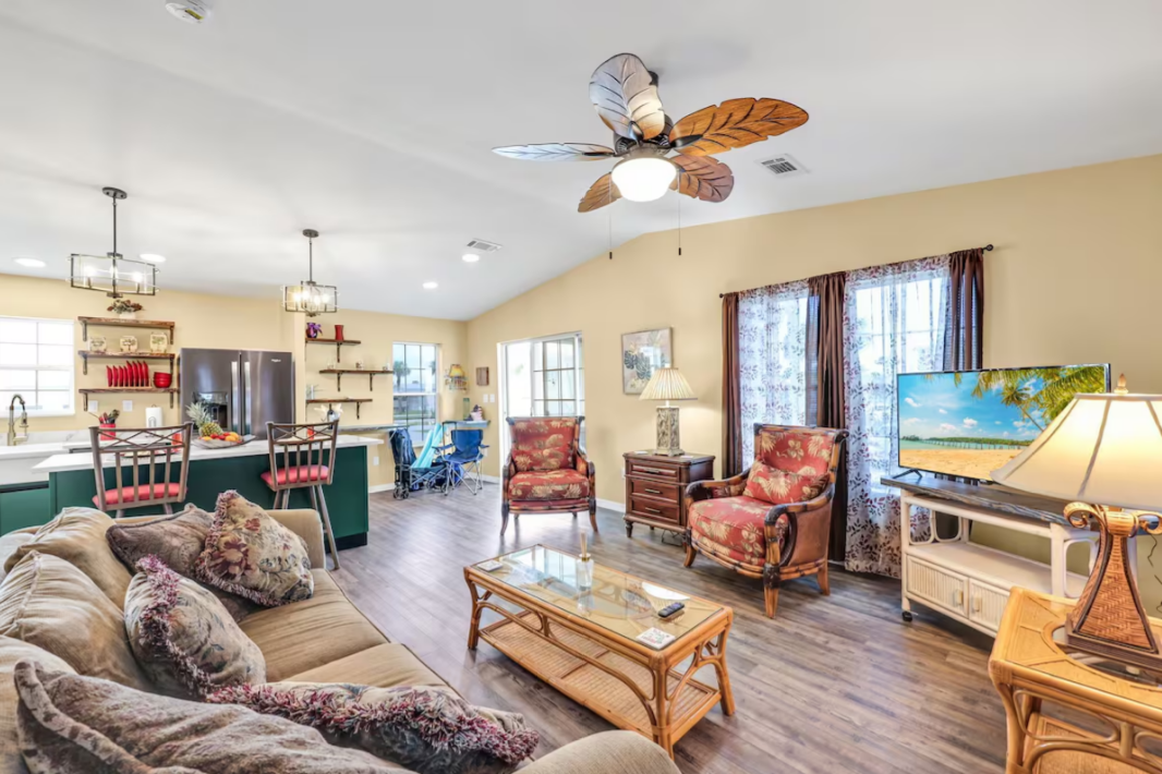 Siple Elegance Vacation Rental-Living area