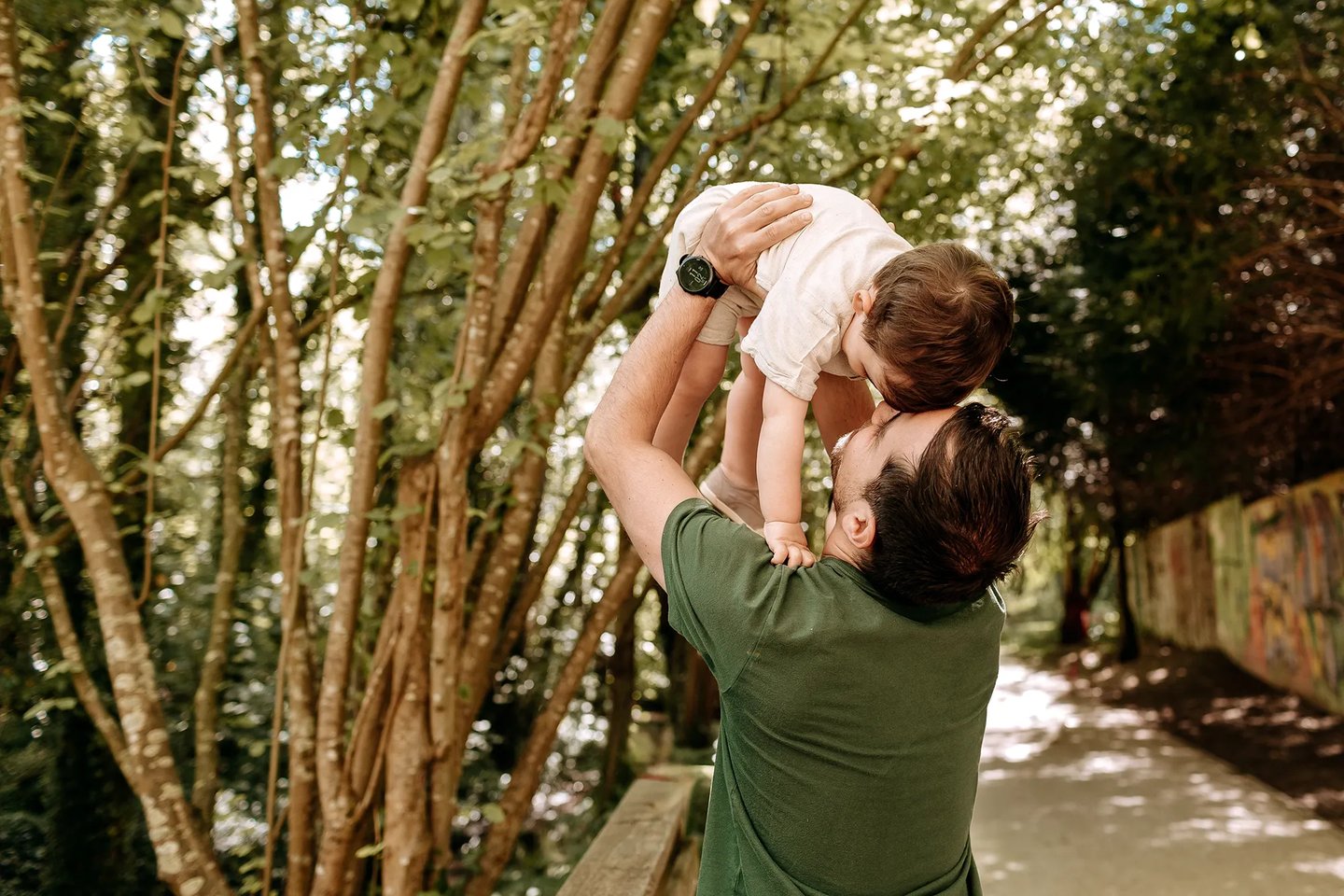 un pere et son fils en plein moment de complicité