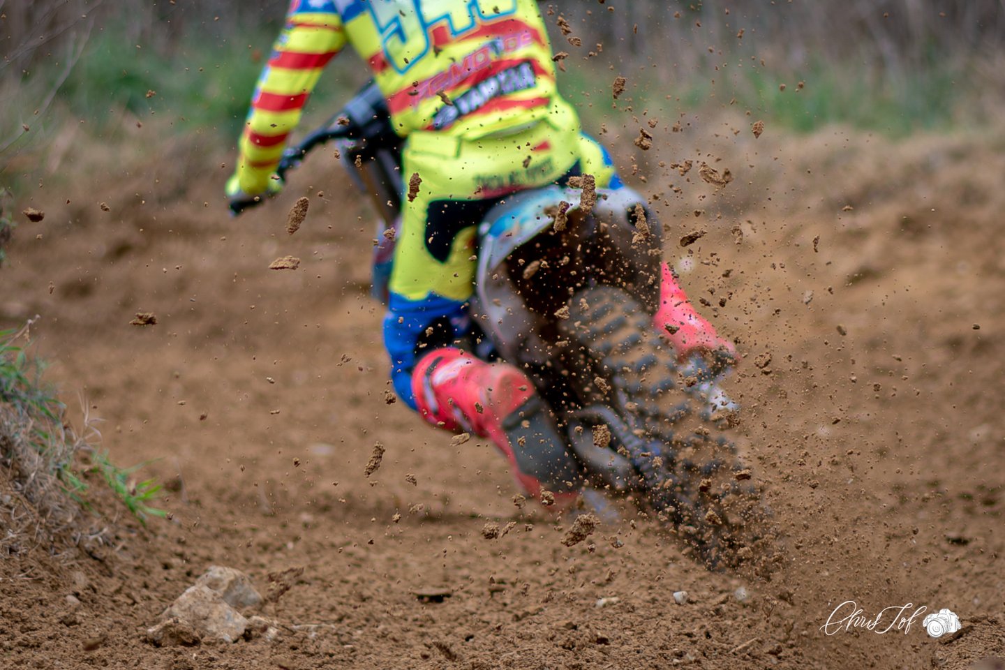 photos prises d'une moto dans la terre , terrain de cross au Boulou 66 , lumière naturelle
