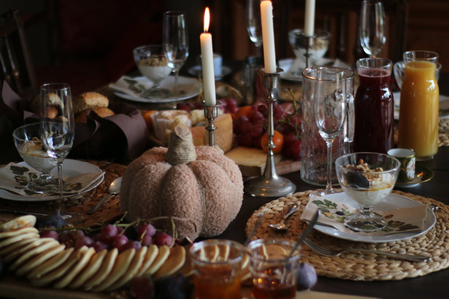 Table de brunch conviviale – décoration Mariya Dumazert : art de recevoir et cuisine élégante.