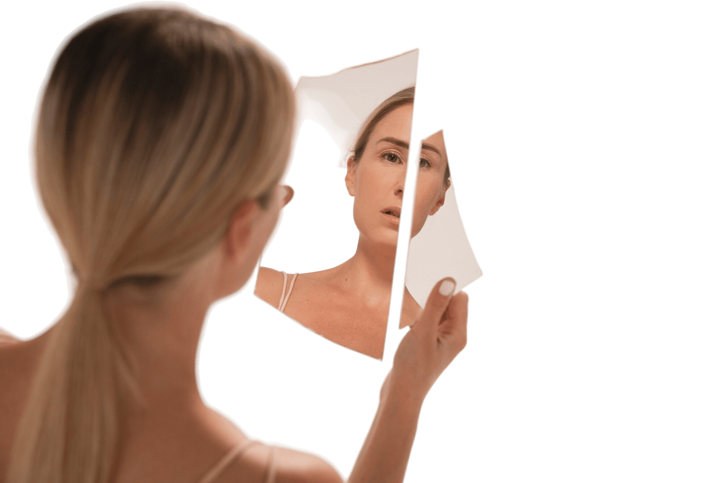 Femme qui se regarde dans un miroir brisé en deux. 