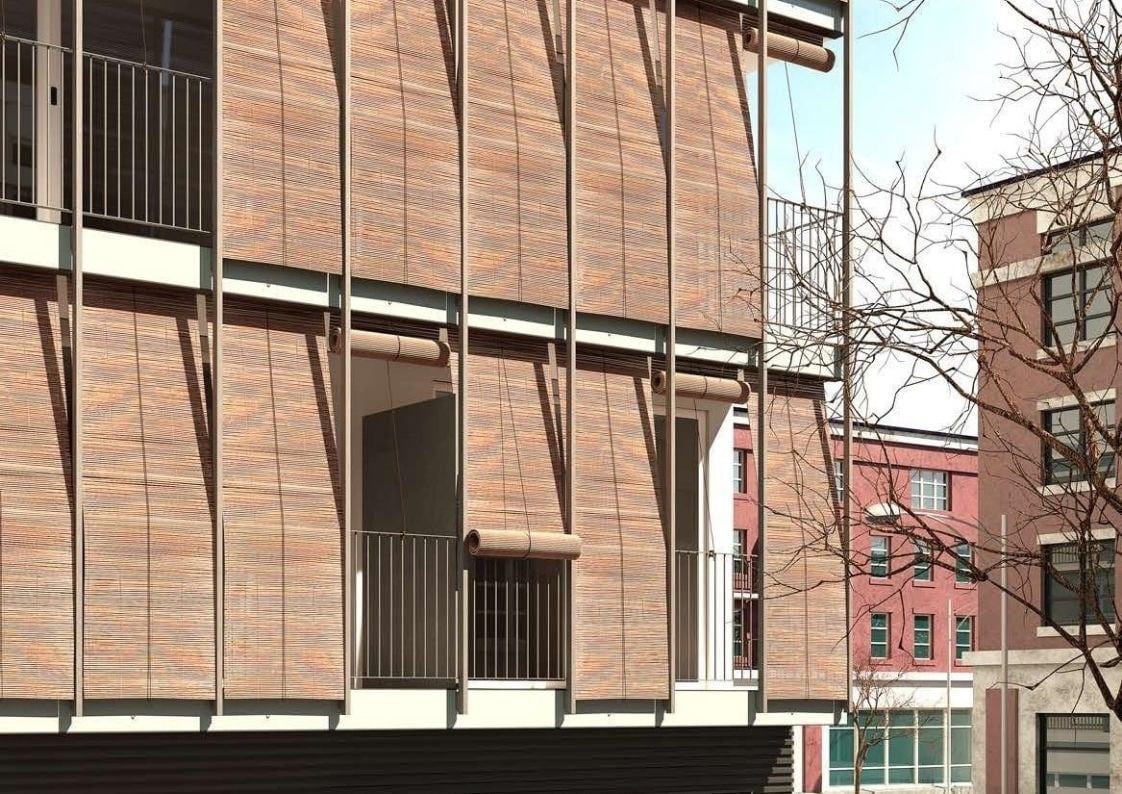 Proyecto residencial con revestimientos de madera y grandes terrazas protegidas con celosías metálicas