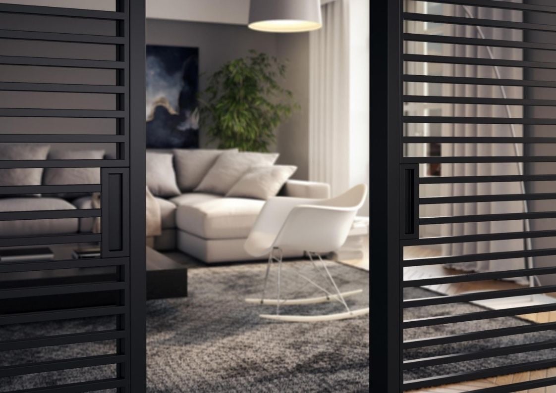 Puertas correderas con lamas verticales en salón con decoración natural y elegante