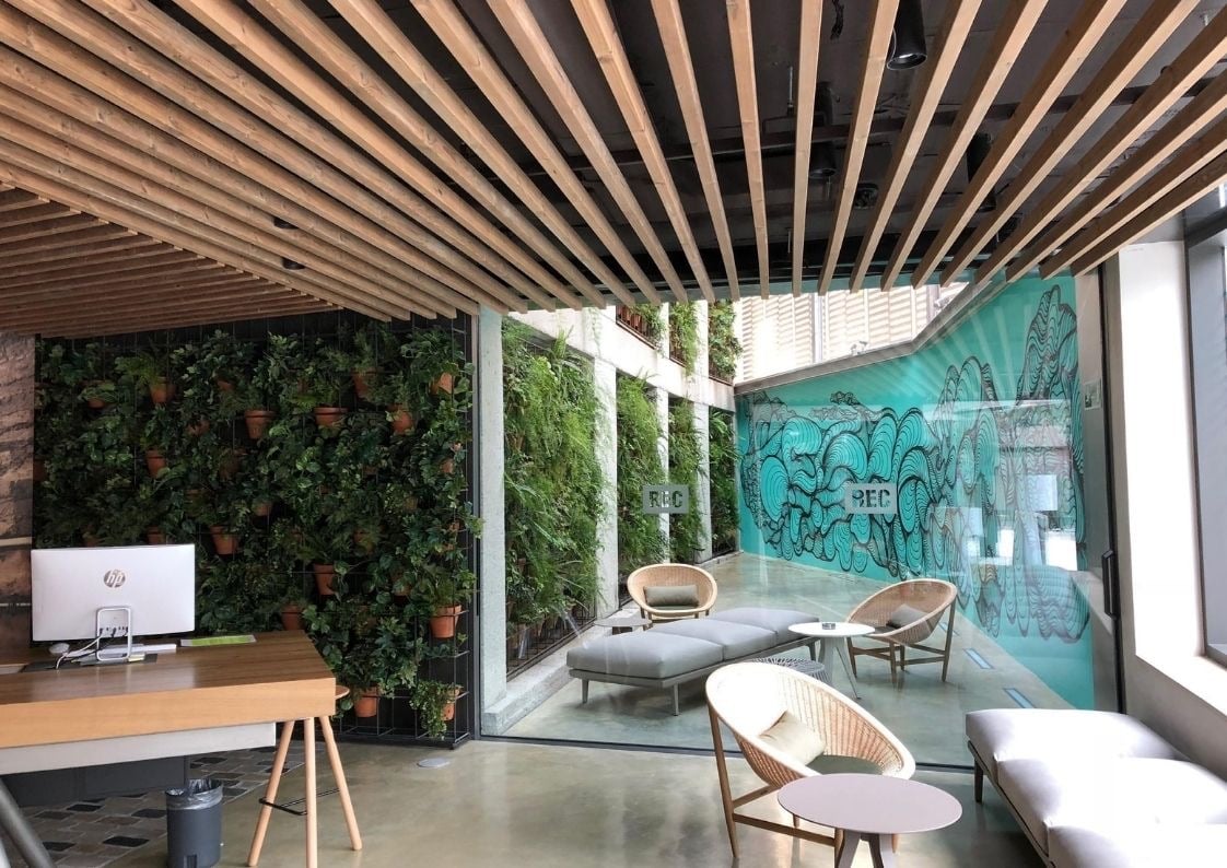 Espacio exterior cubierto con estructura de madera y cerramiento lateral para porche moderno