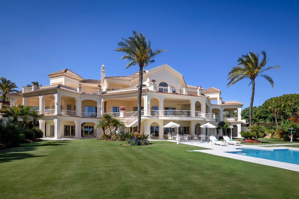 Beachfront villa on Marbella Golden Mile