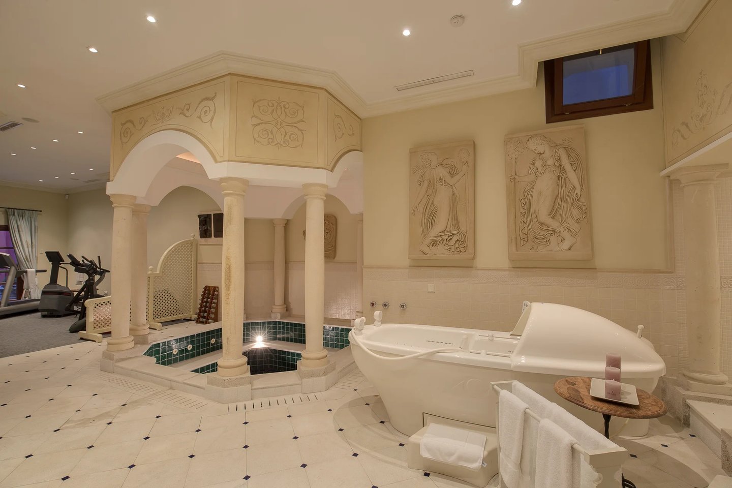 Private spa with hydrotherapy bath, jacuzzi and wellness facilities