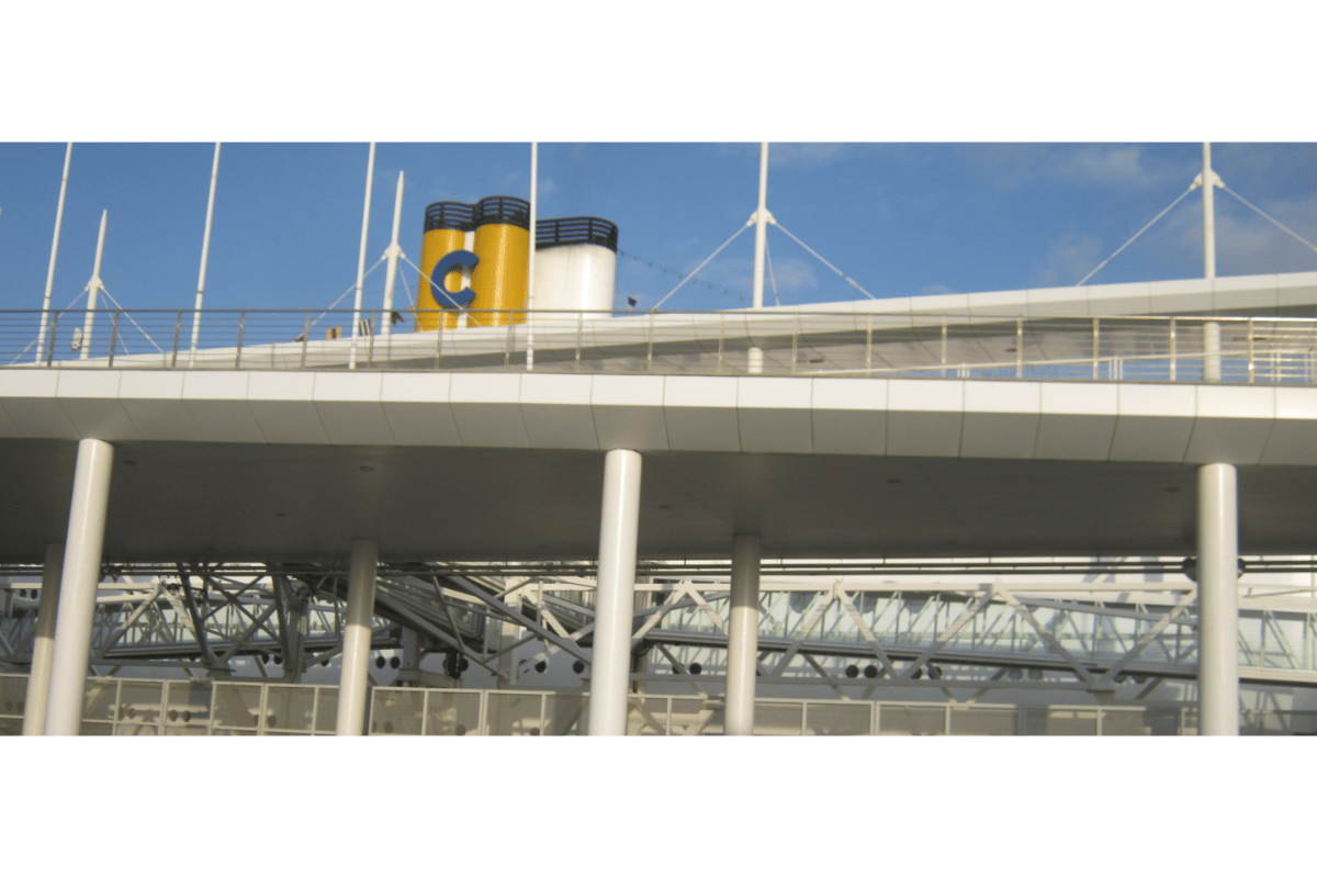 Navio da Costa Cruzeiros atracado no Porto de Barcelona