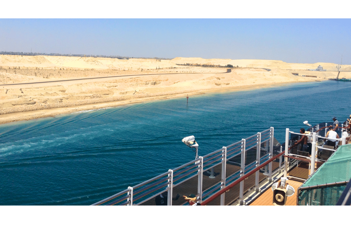 Vista do deck do navio sobre as areias do deserto no Canal de Suez