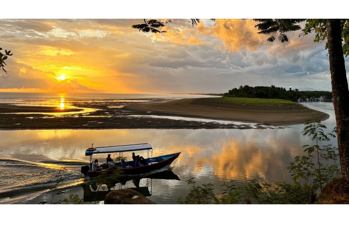 Barco saindo da Marina Pez Vela em Quepos, Costa Rica, durante o pôr do sol