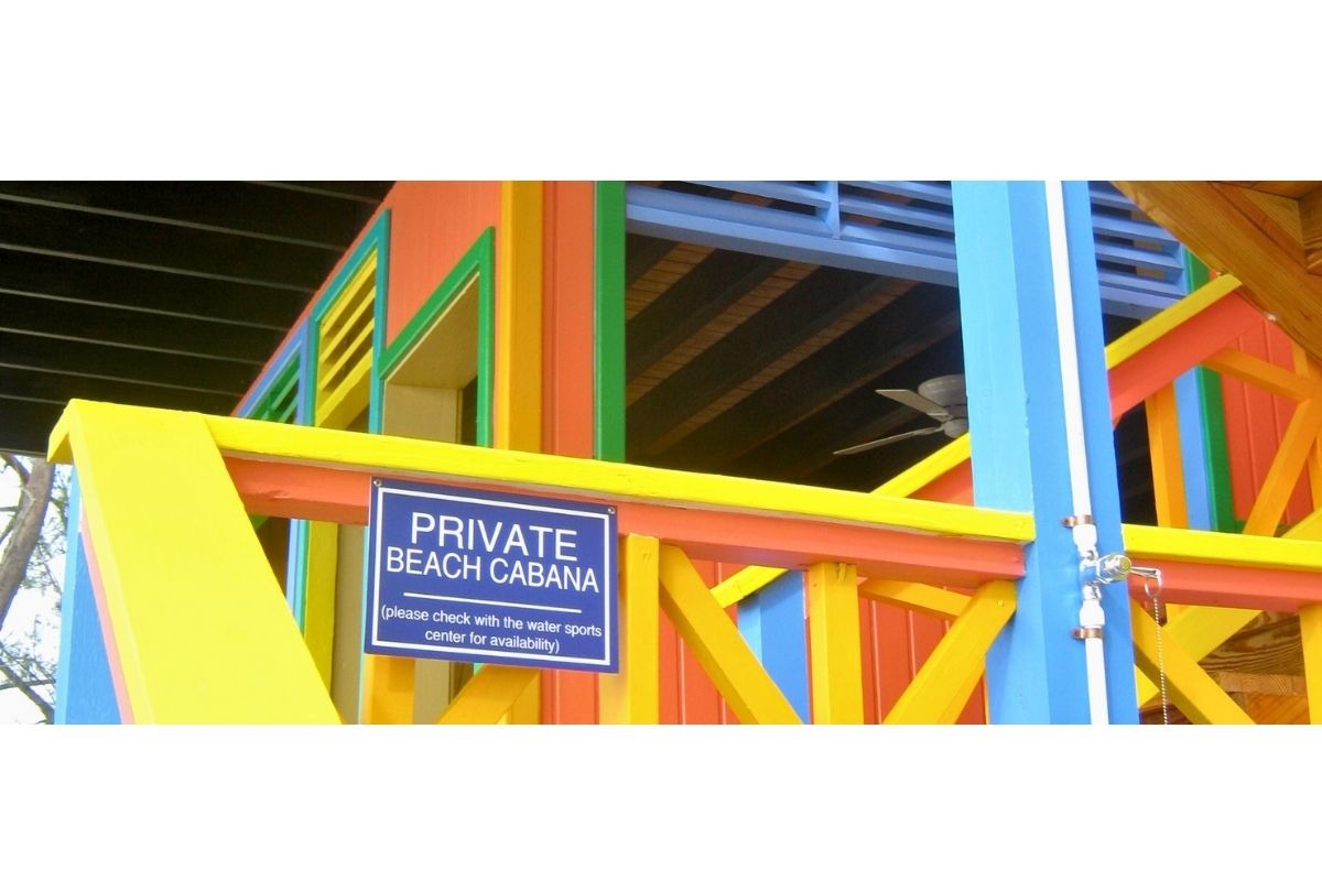 Placas em cabanas de luxo em Half Moon Cay indicando necessidade de reserva.