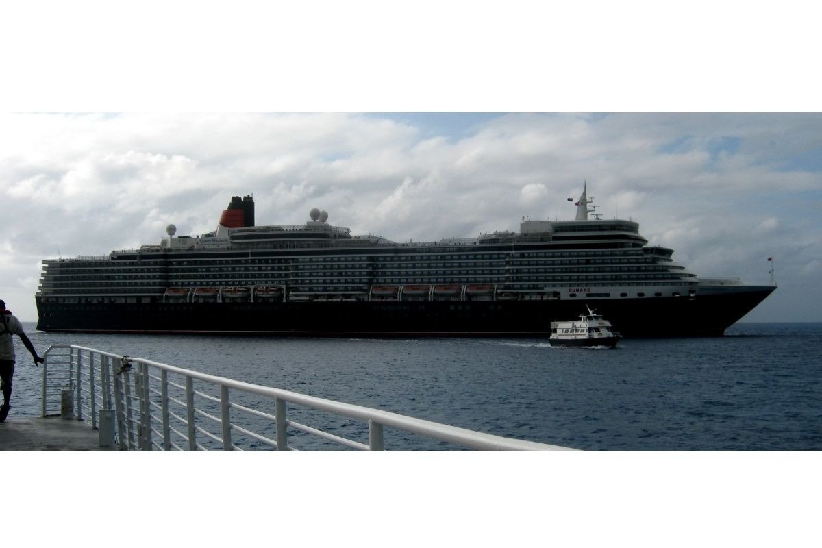 Vista do navio no pier em Half Moon Cay pronto para zarpar no fim do dia.