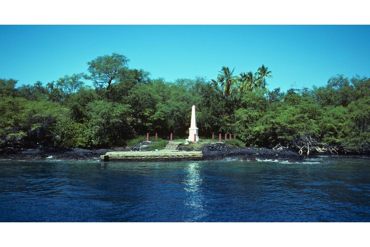 Navegando pelo mar com vista do Captain Cook Monument próximo à costa de Hilo
