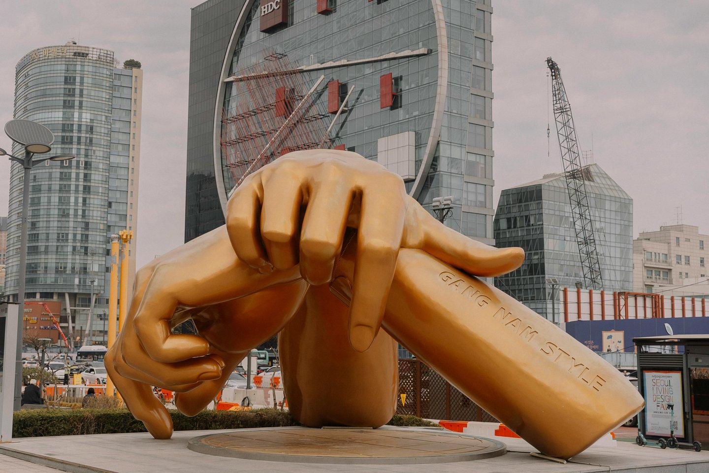 Manos de PSY, el gangnam style, foto tomada pexels de autor Elina Volkova