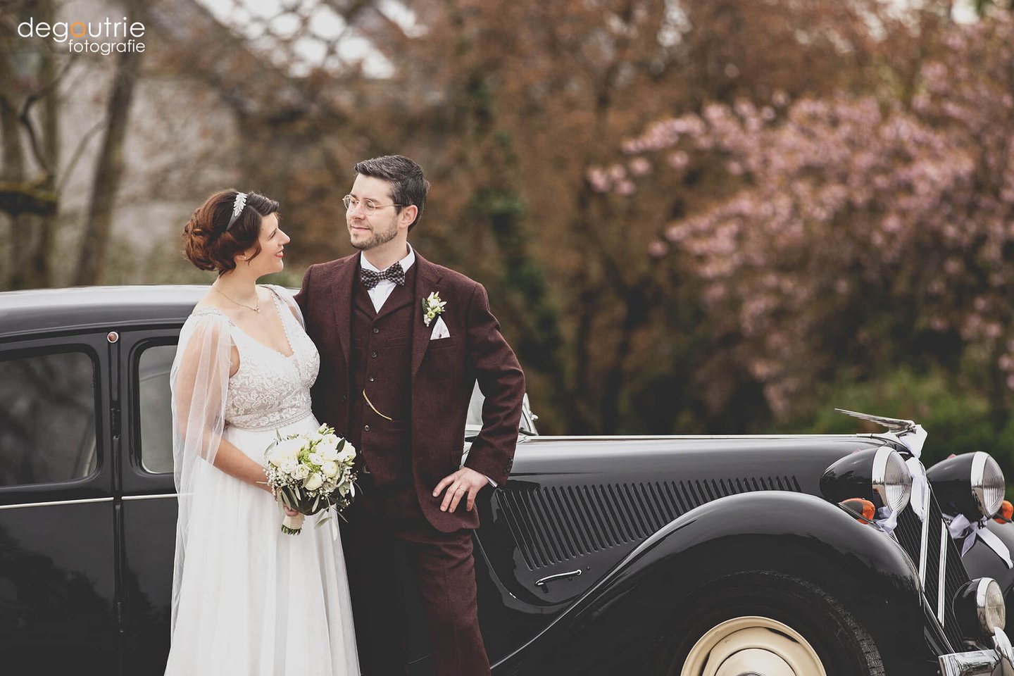 Brautpaar Vintage Hochzeit mit Oldtimer restaurierter Citroen Traction 11 CV