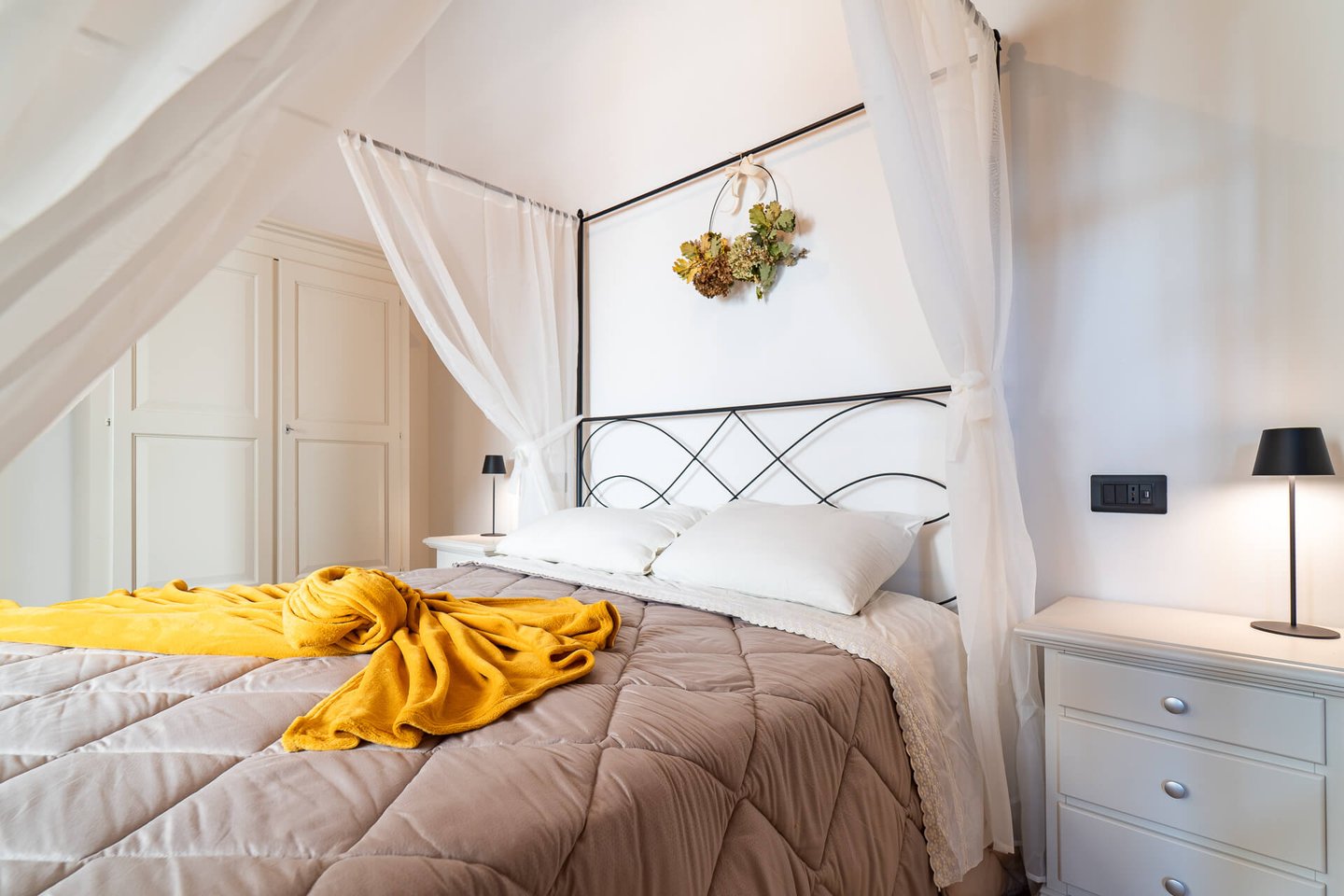 Camera con letto a baldacchino e coperta dorata