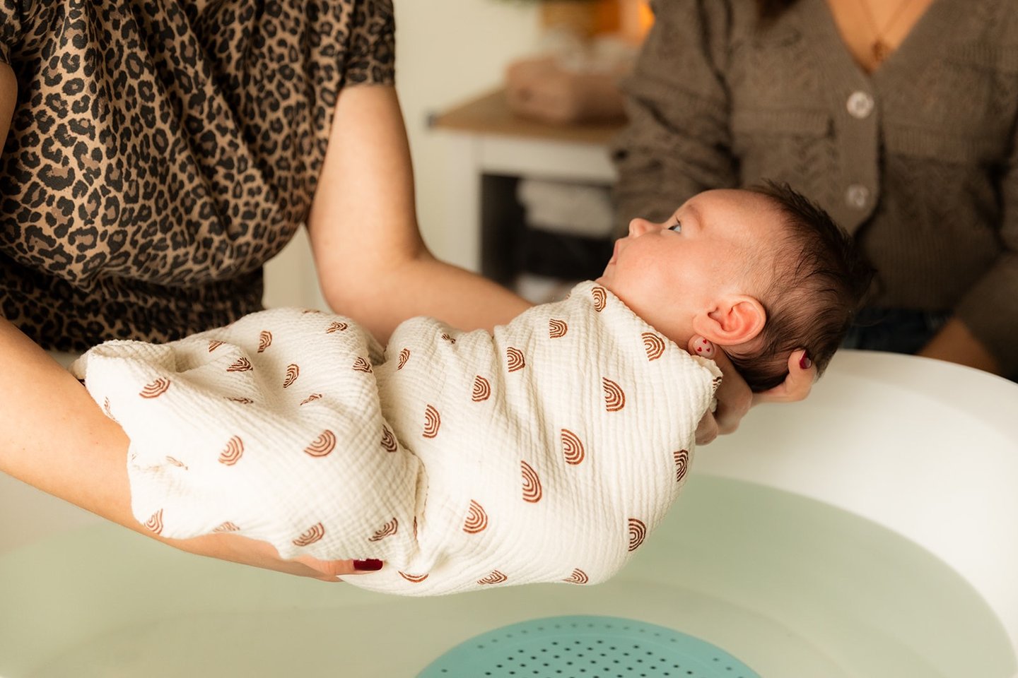 Bébé qui est emmailloté