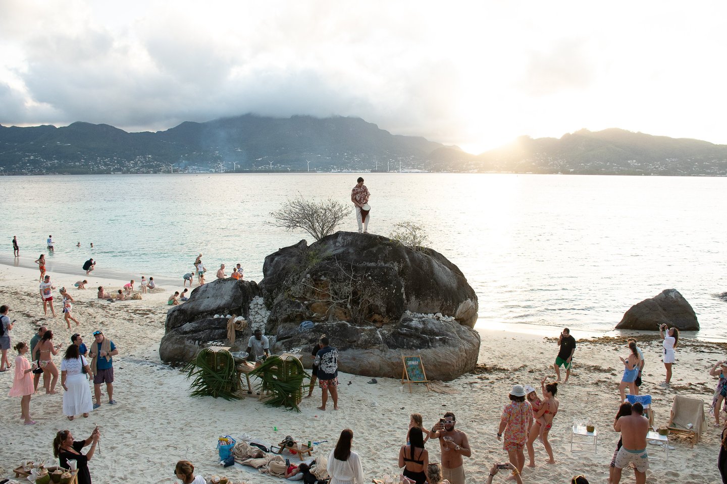 Thibault & Arnaud DJ et percussion live seychelles pour Club med établissements haut de gamme