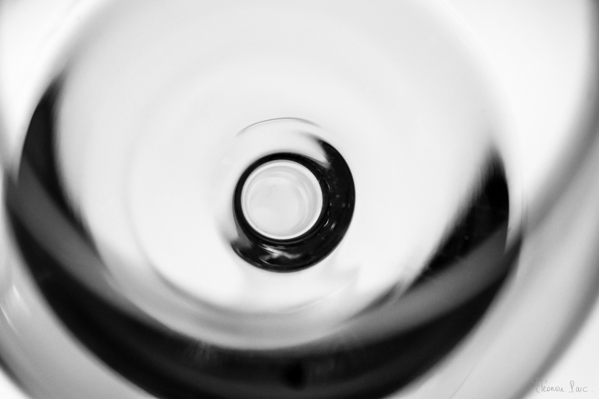 Lignes Verrières – Vue du fond d’un verre de vin, cercle central net