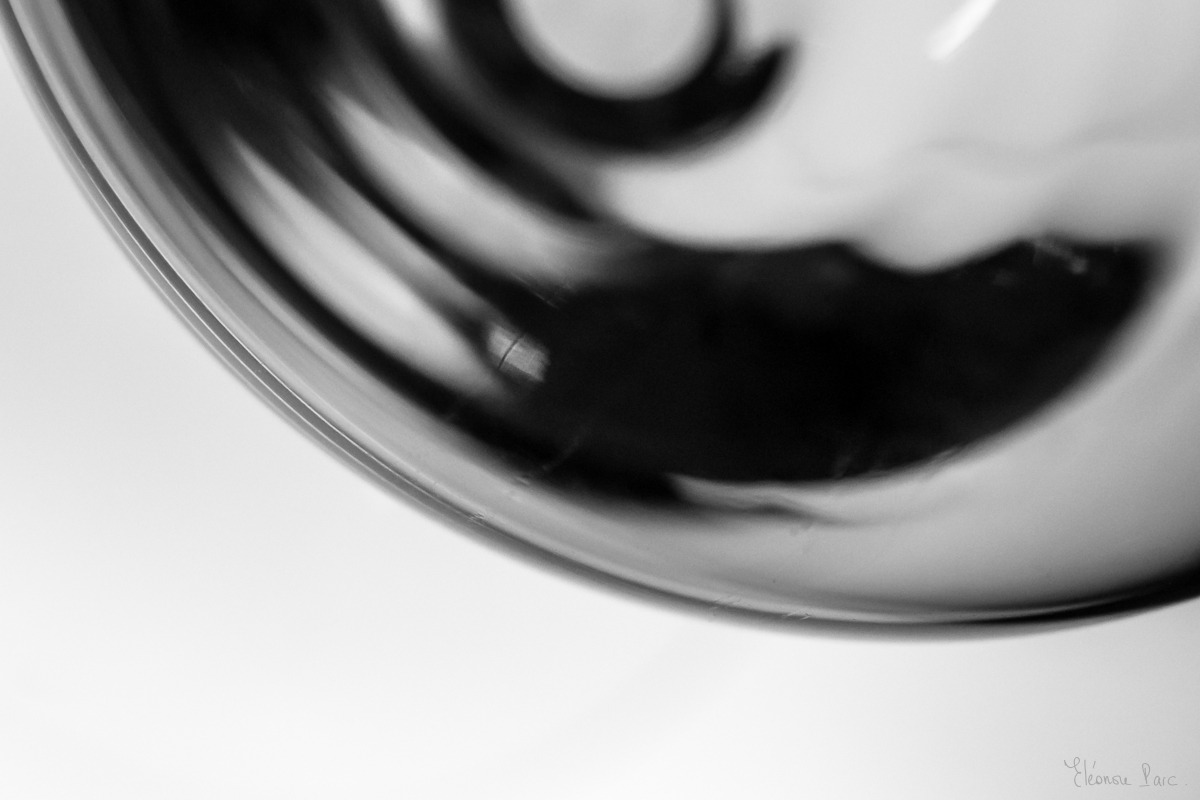 Lignes Verrières – Arc sombre d’un verre de vin sur fond clair