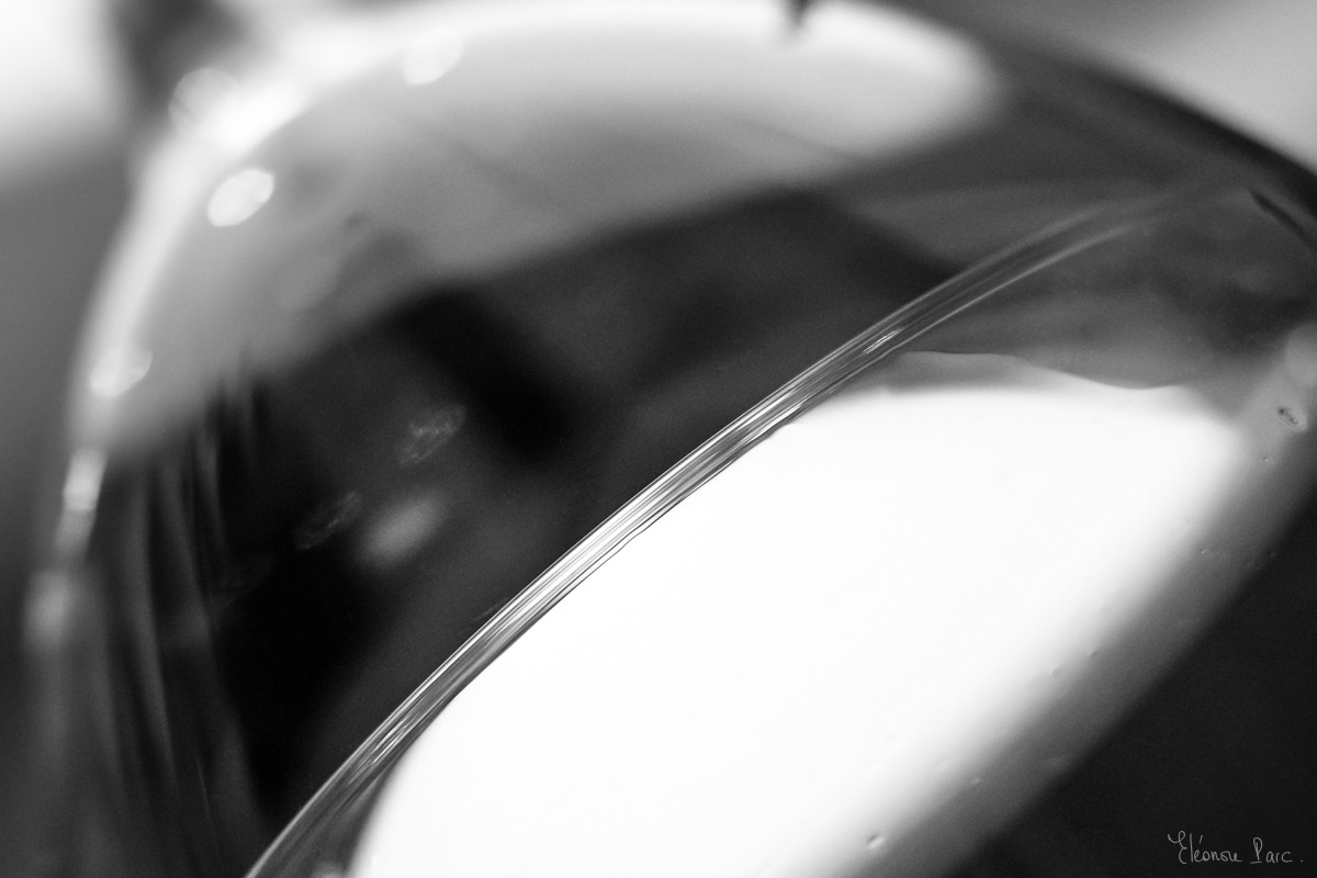 Lignes Verrières – Liseré lumineux sur le flanc d’un verre de vin incliné