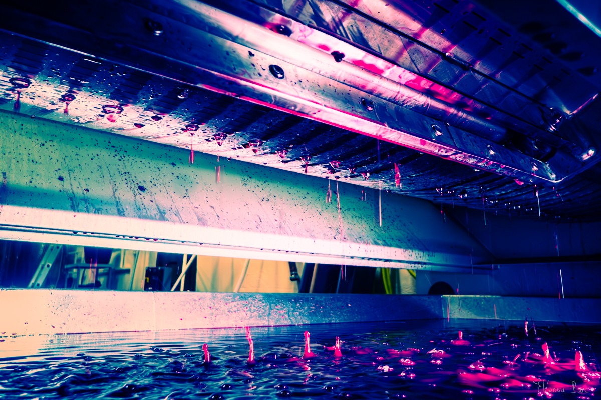 Écoulement du pressoir, flux lumineux aux teintes violettes et dorées, photo d'art