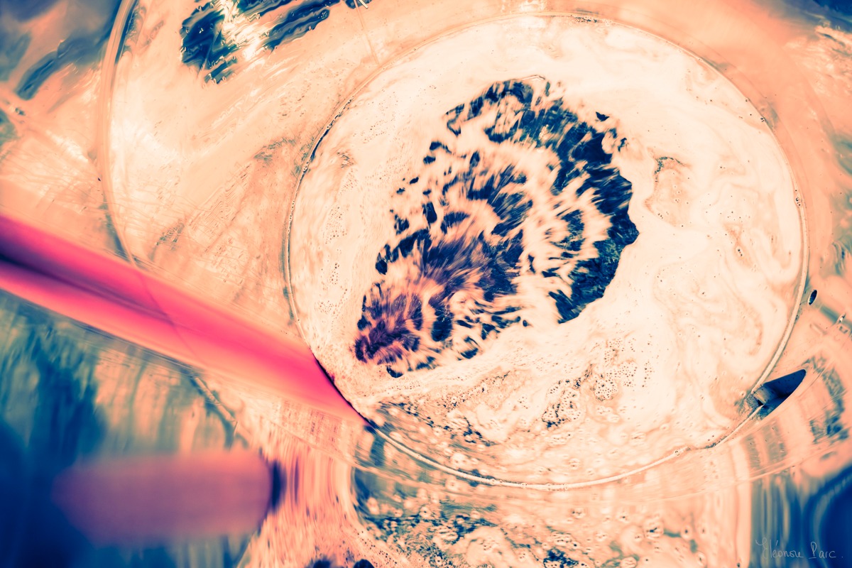 Vortex de vin en suspension, matière transfigurée par la lumière.