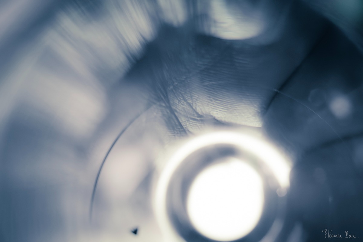 Vin Fantomatique – Reflets bleutés et cercle central lumineux dans le verre de vin