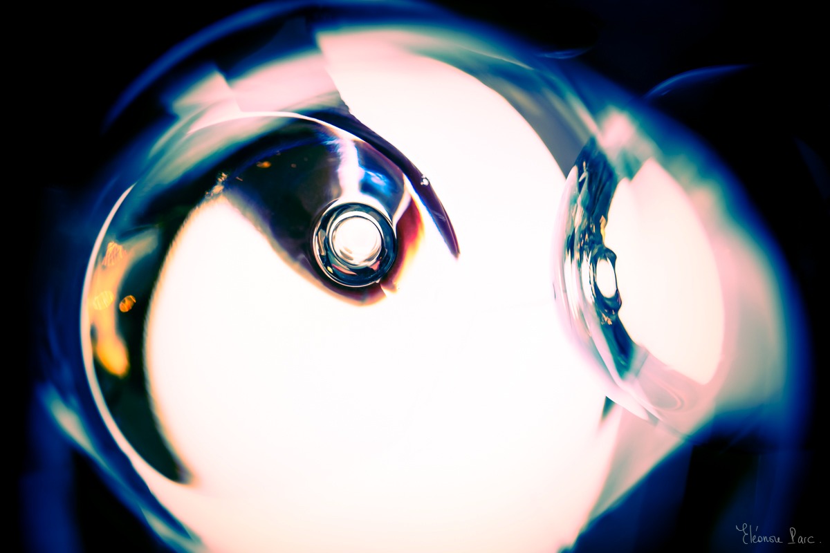 Reflets lumineux abstraits dans un verre de vin.