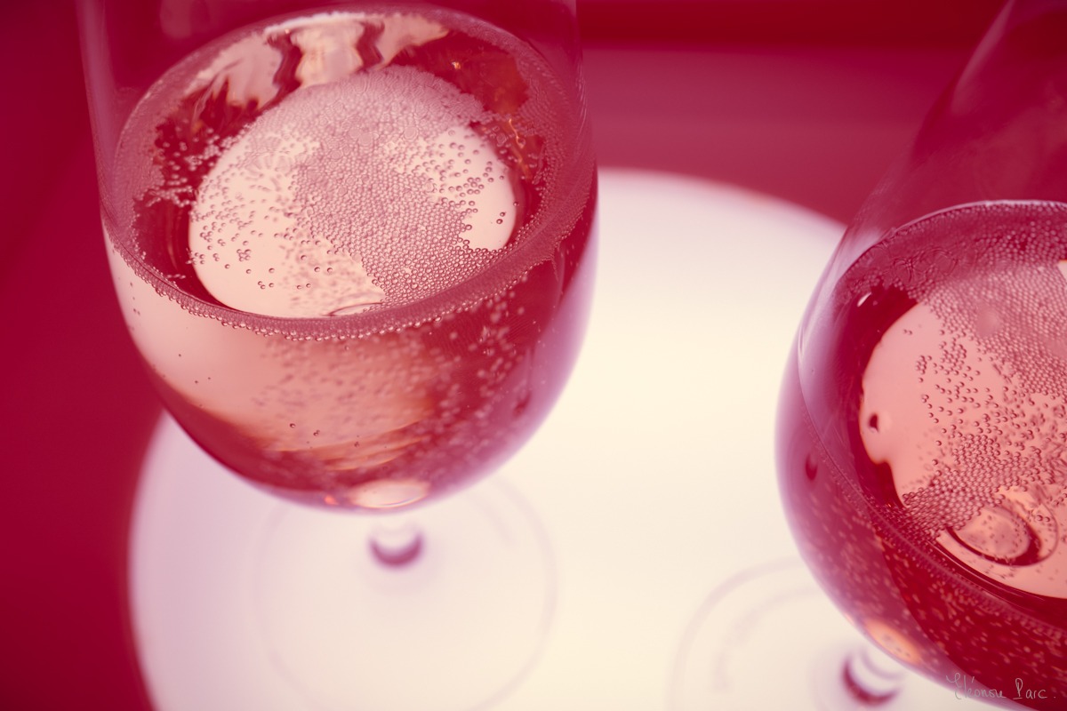 Le Vin en Rose – Deux verres de vin rosé pétillant