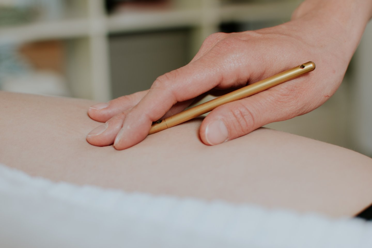Stimulierung der Energiebahnen durch APM-Massage-Stäbchen