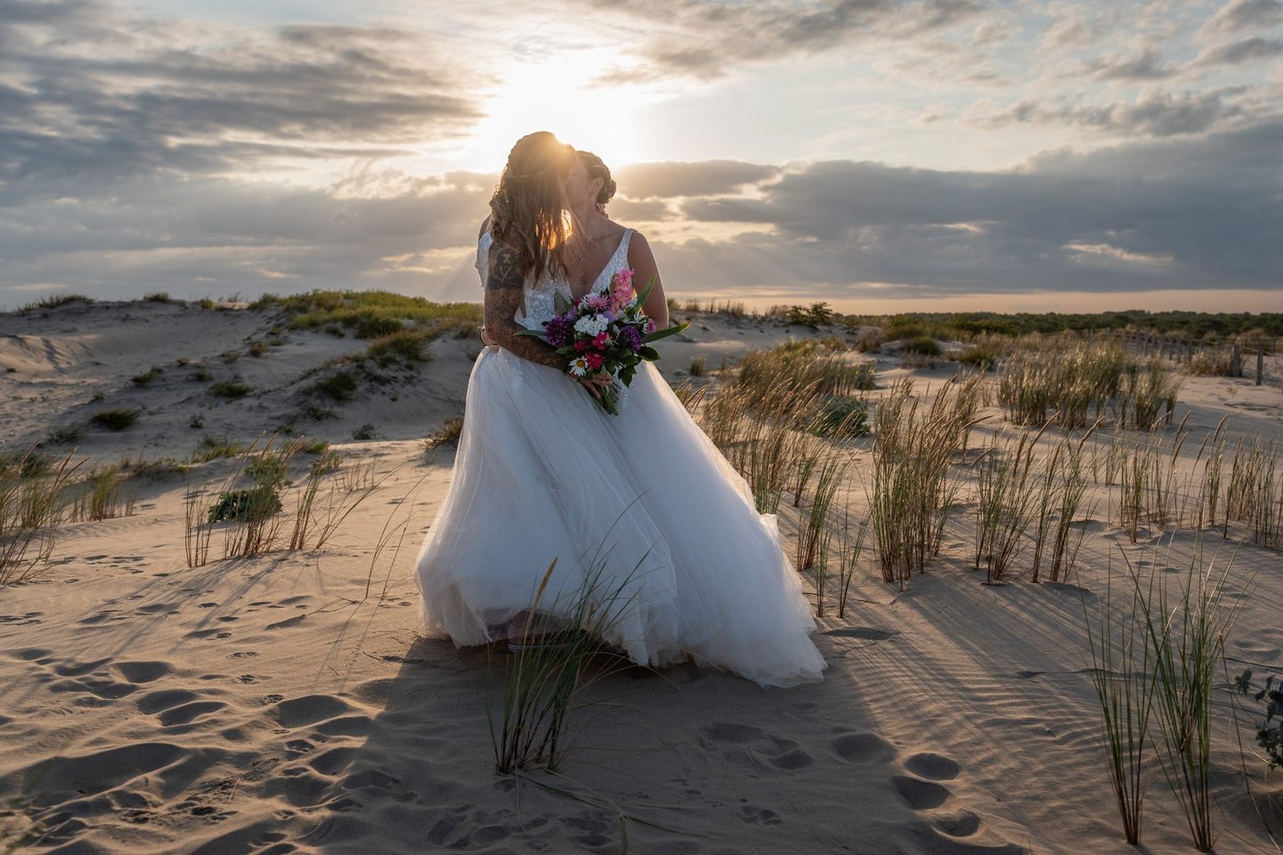 photographe-mariage-royan-coite-sauvage-couple-de-femmes-qui-s-embrassent-au-soleil-levant