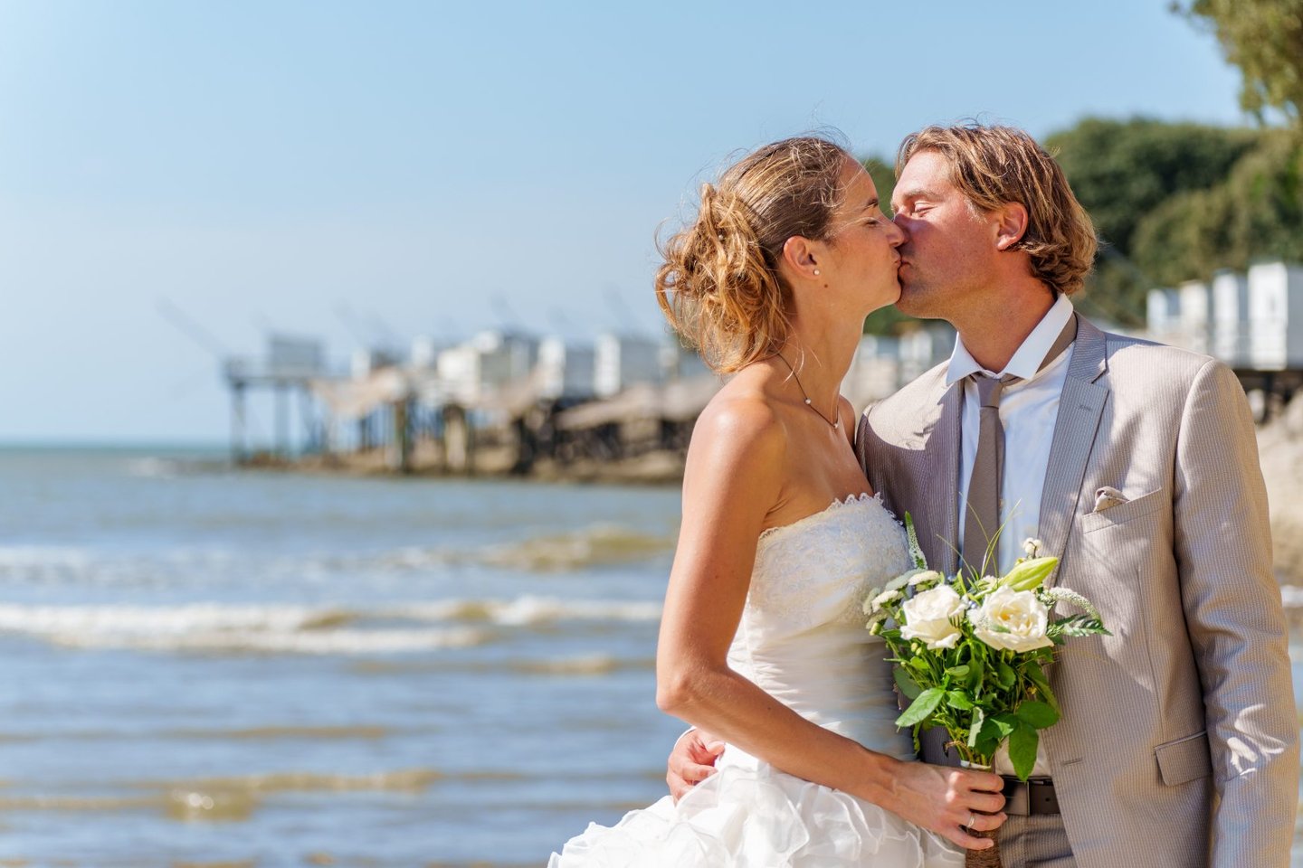 photographe mariage royan pontaillac couple qui s'embrasse devant les carlets