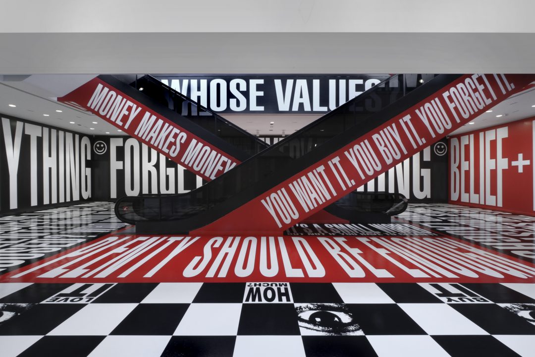Barbara Kruger, grande parte do seu trabalho consiste em fotografias em preto-e-branco que são sobre