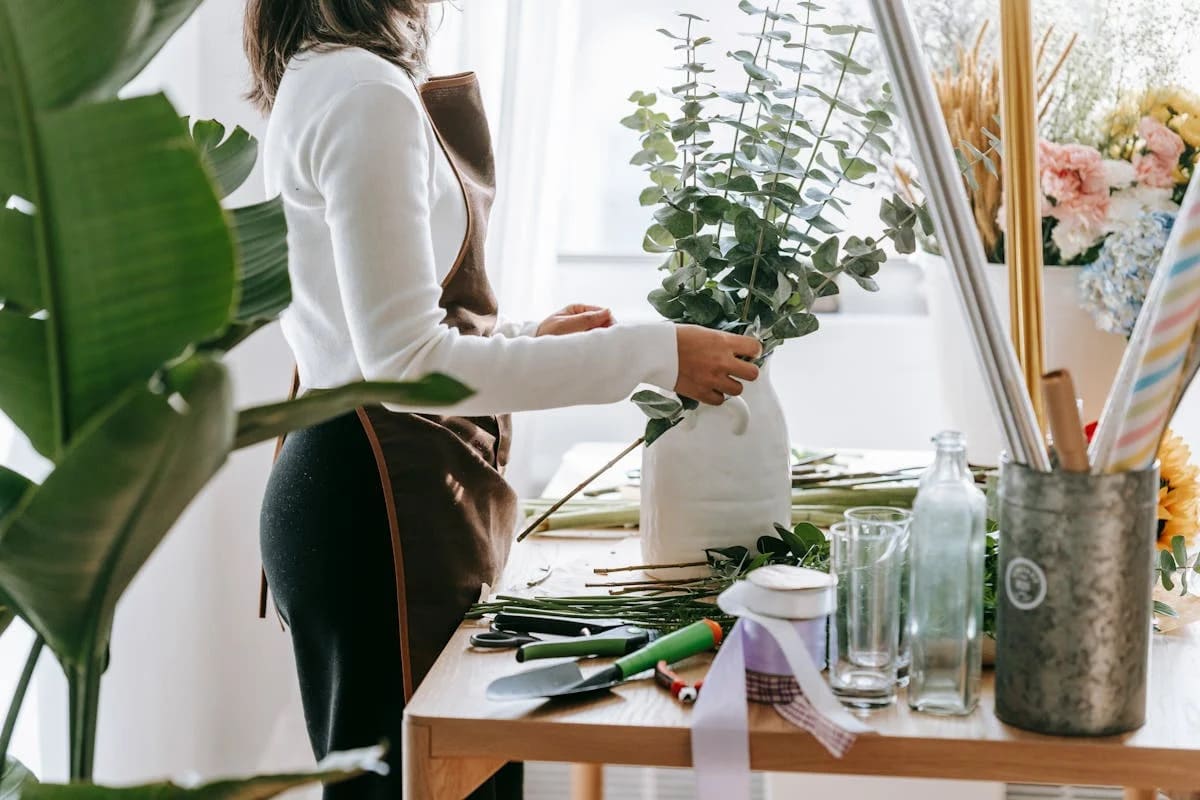 A escrita à mão, a colagem e o desenho em papel reconquistaram seu espaço, especialmente entre joven