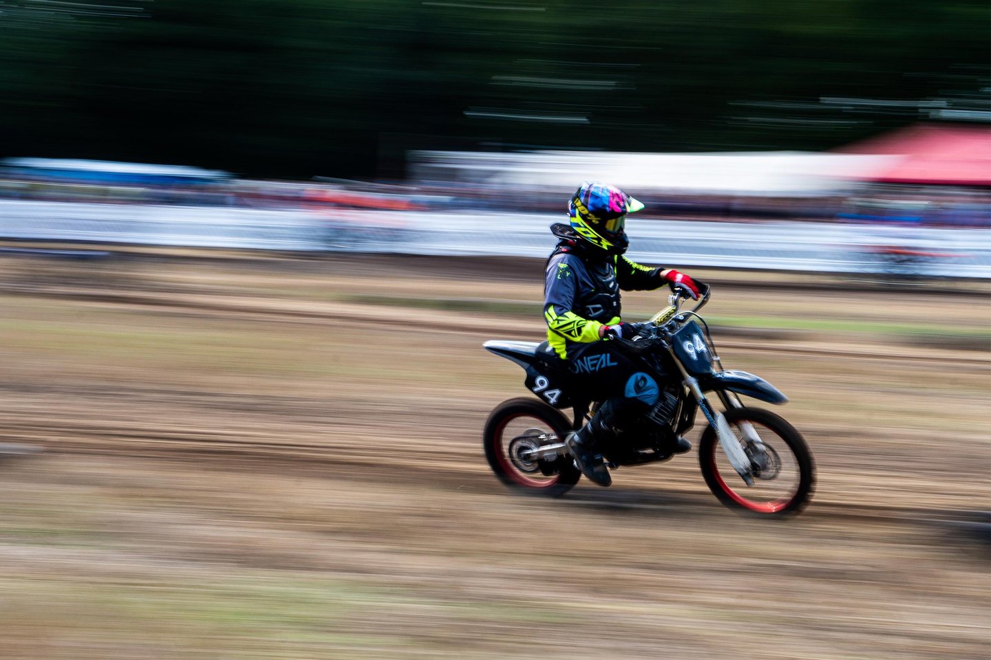 Mofa-Rennen Fahrer in voller Fahrt mit Wischeffekt. Dynamisches Sportfoto von Just Perspectives.