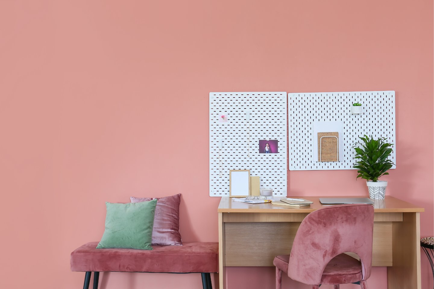 bureau rangé, organisé, épuré, aux couleurs douces