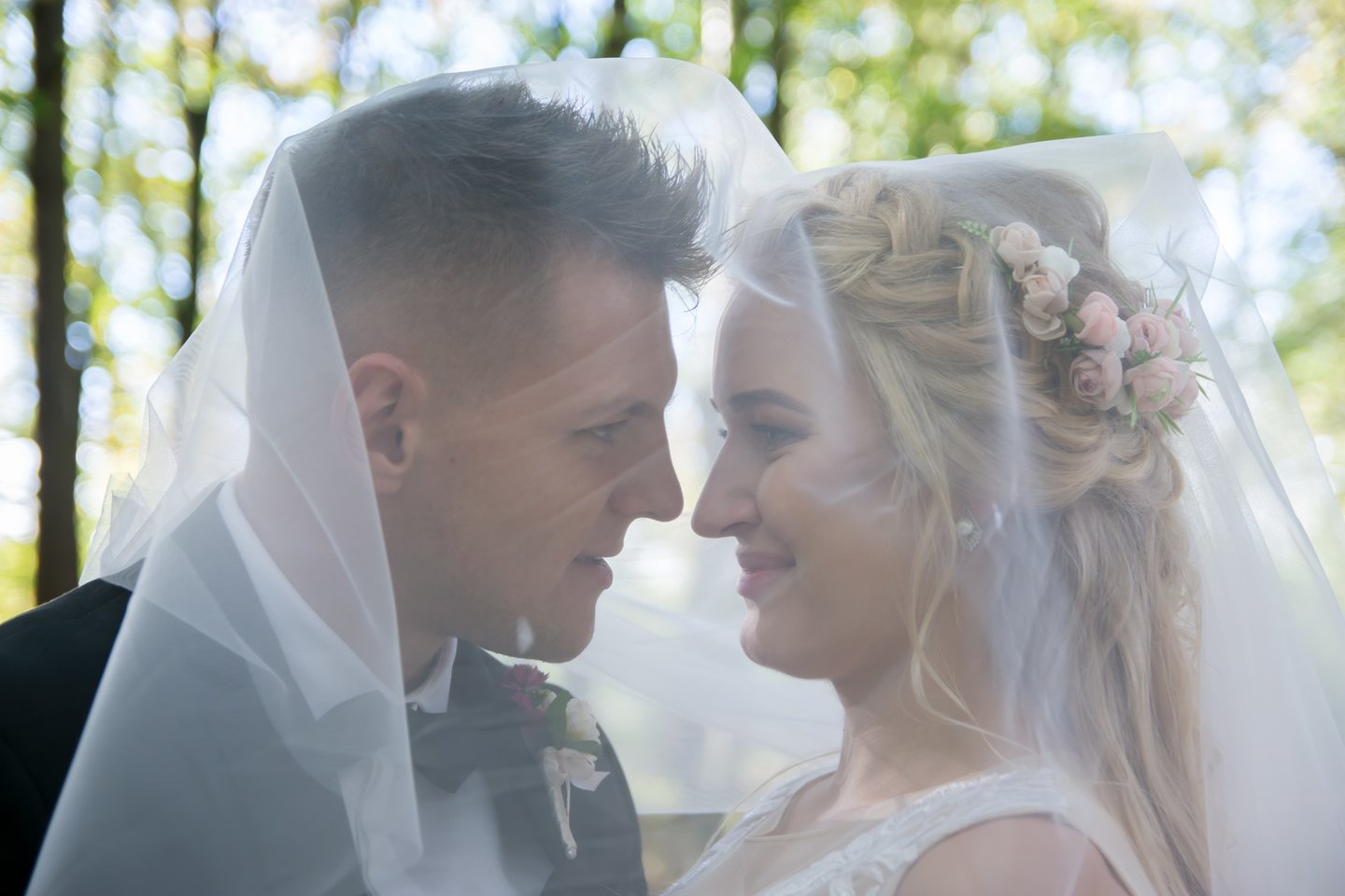 Jaunieji po nuotakos nuometu žvelgia vienas į kitą 