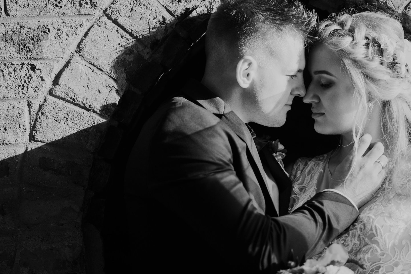 Nespalvota jaunavedžių nuotrauka, vyras švelniai glosto savo žmoną