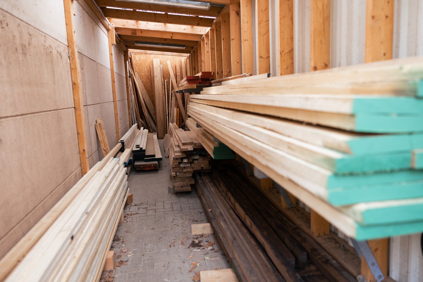 Ein Holzlager mit vielen Holzbrettern von Atelier Rohlfs