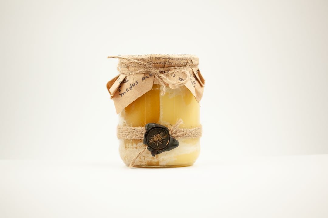 Pvasarinis ir vasarinis medus. Užpelkių medus. Dviejų skonių medus. Pusinis medus. Medus per pusę