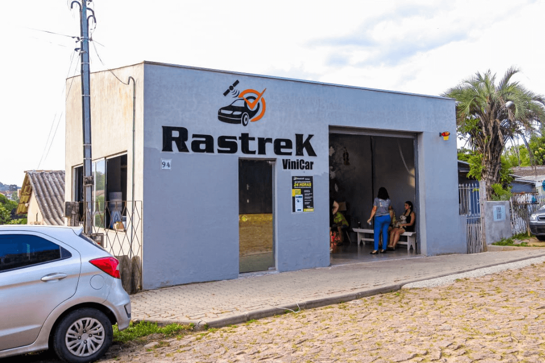 Clientes aguardando atendimento na frente da Rastrek Vinicar — loja de rastreador veicular em Viamão