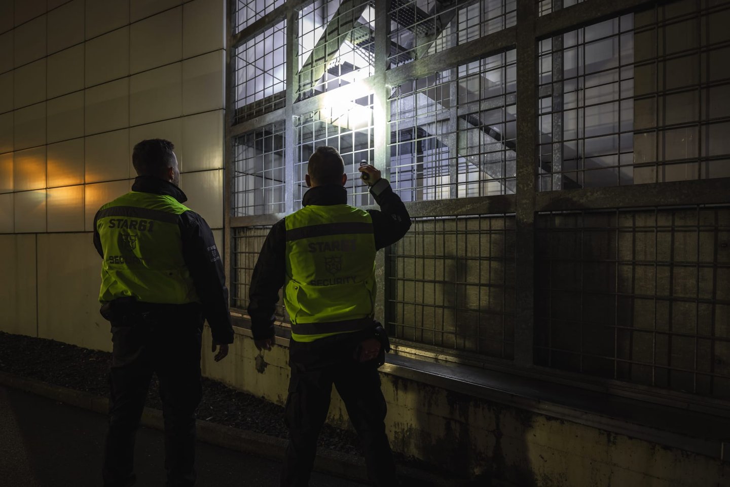 Sicherheitsmitarbeiter bei nächtlicher Kontrolle – Revierdienst Luzern