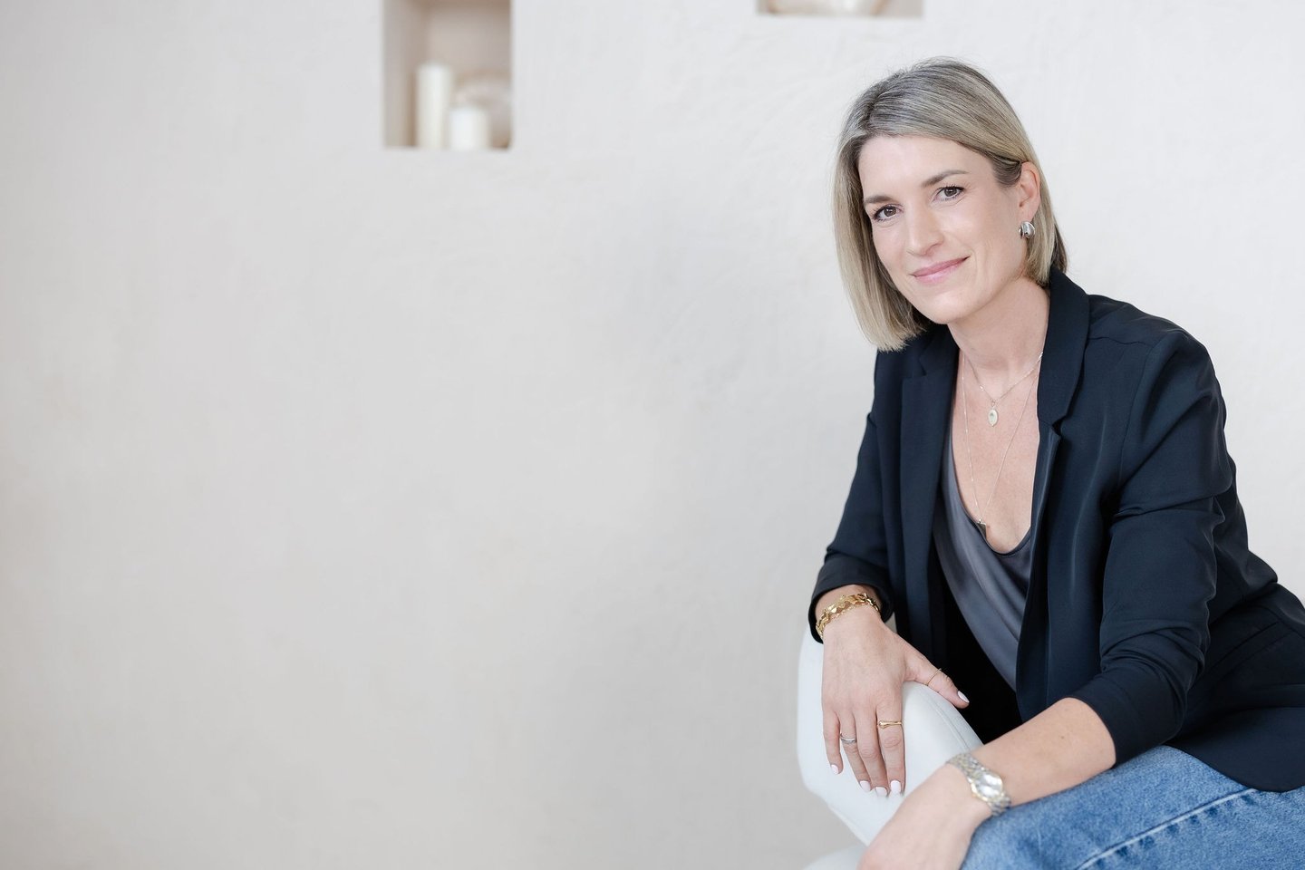 Yvonne, trauma-informed psychotherapist, gentle and approachable headshot