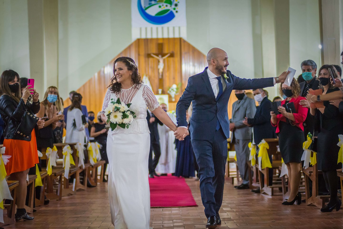 novios saliendo de la iglesia