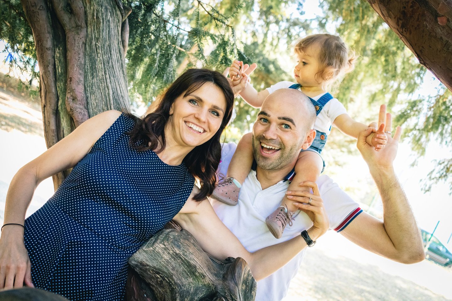 Photo de famille au parc, portrait complice par Carine Lebrun
