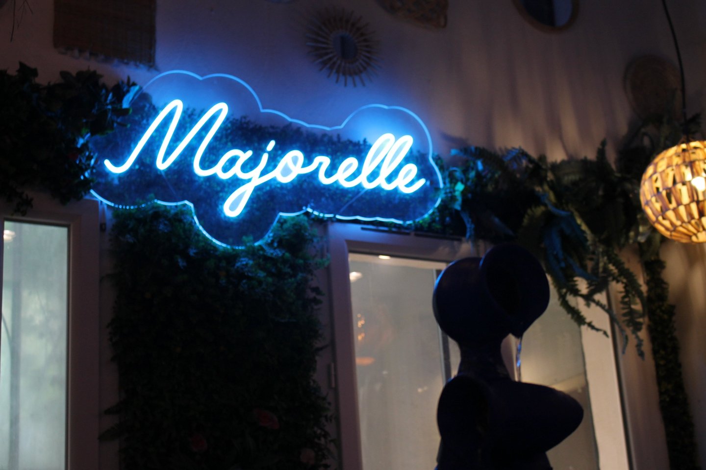 Enseigne lumineuse Majorelle en néon bleu, reflet de l’élégance du restaurant marocain à Bordeaux