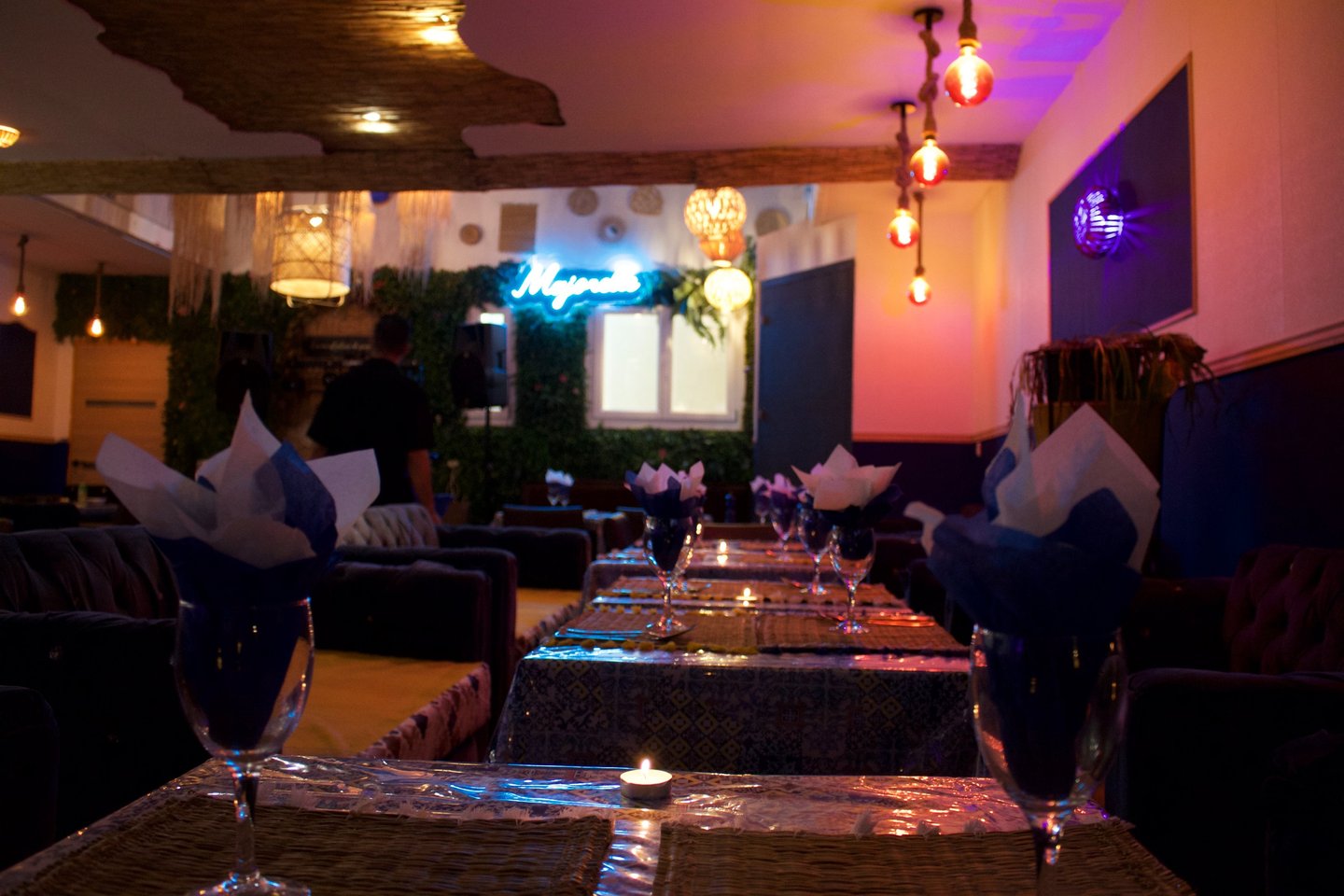 Salle intérieure du restaurant Majorelle à Bordeaux, ambiance marocaine feutrée avec tables dressées
