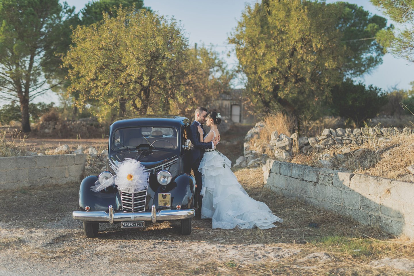 sposi con auto d'epoca a Ragusa