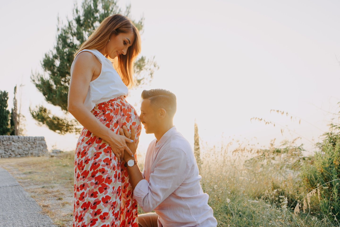 futuri genitori con bacio al pancione