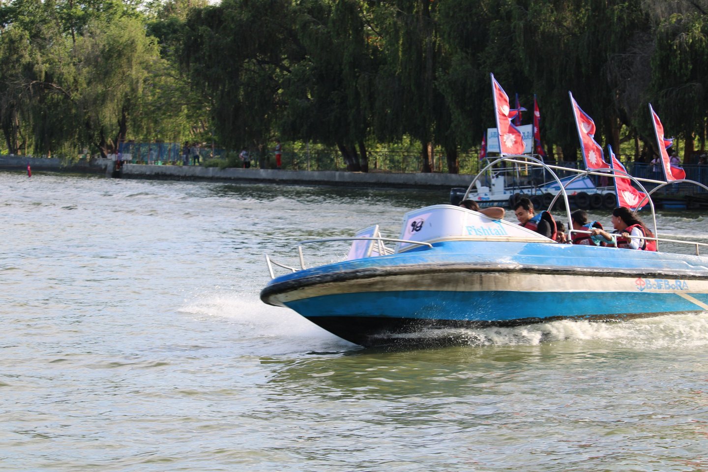 bateau sur le lac Bulbul de surkhet